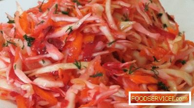Köstlicher Salat mit Kohl und roten Rüben